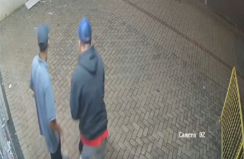 Vídeo mostram homens arrombando empresa na Região Norte com pé de cabra