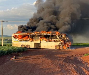 Imagem referente a Incêndio consome ônibus na PR-182 e assusta passageiros