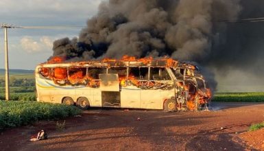 Imagem referente a Incêndio consome ônibus na PR-182 e assusta passageiros