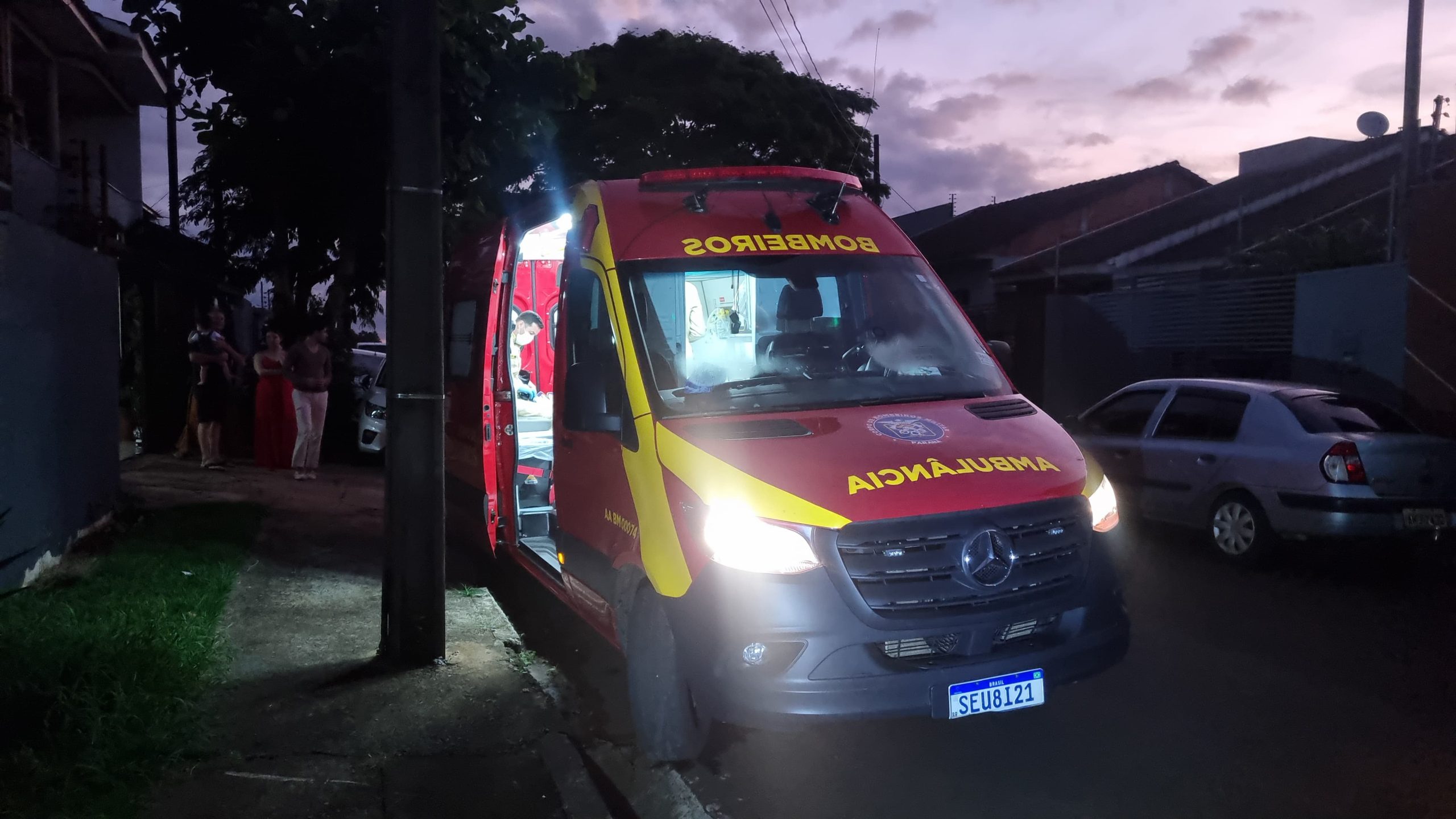 Mulher tem lesão no tornozelo após sofrer queda de escada