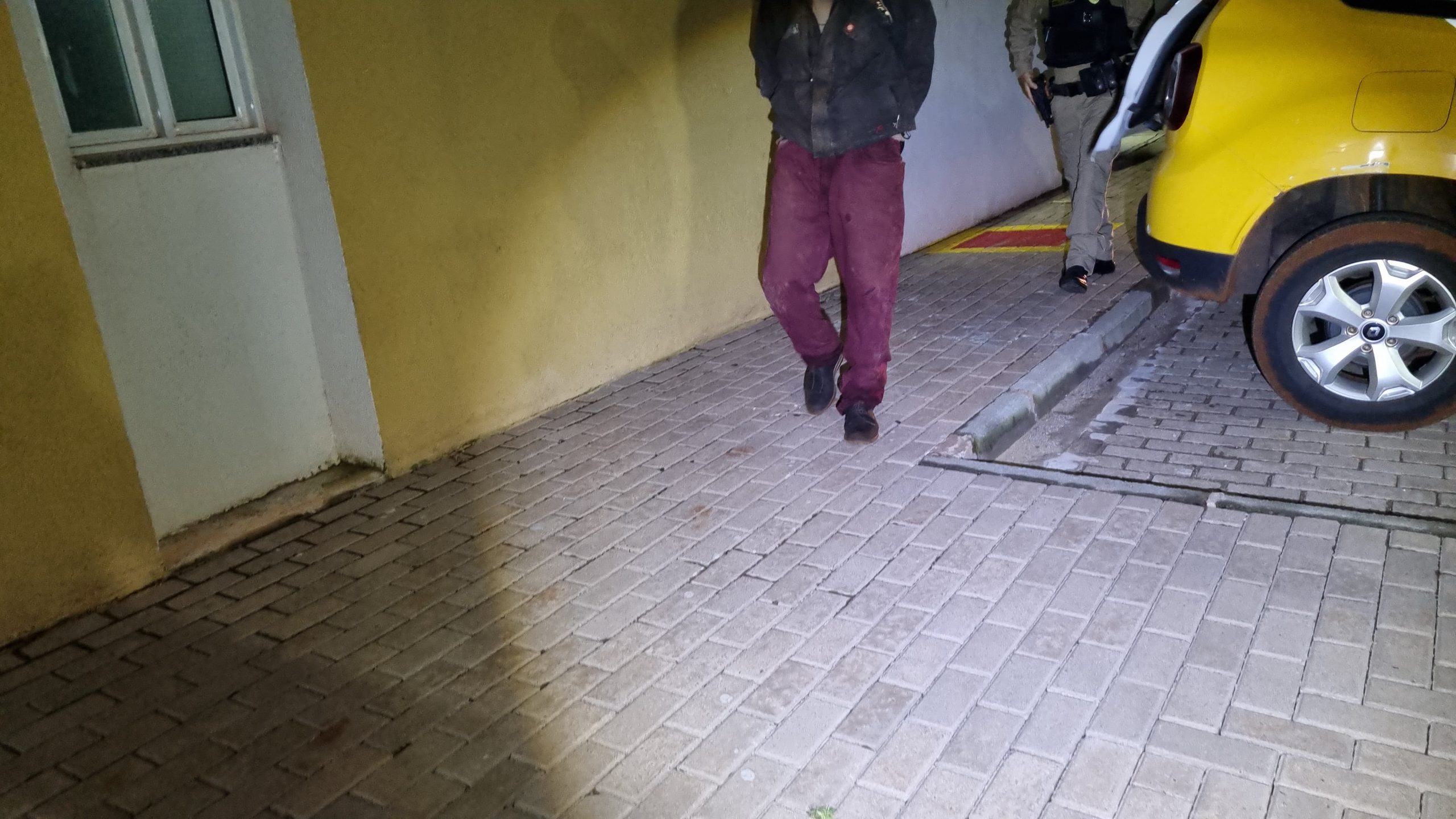 Homem é flagrando saindo de residência com objetos furtados e é detido por populares