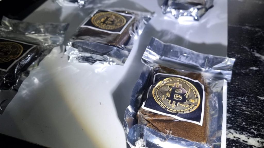 ‘Bitconha’: Choque detém jovem com R$ 17 mil em skunk e haxixe na rodoviária de Cascavel