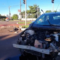 Imagem referente a Forte colisão entre Ford Ka e Renault Scénic é registrada na Avenida Barão do Rio Branco