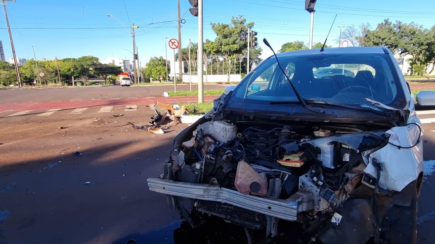Forte colisão entre Ford Ka e Renault Scénic é registrada na Avenida Barão do Rio Branco