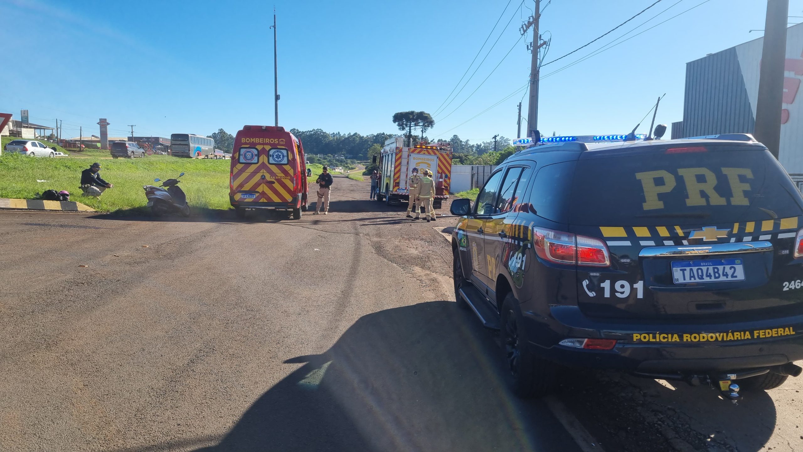 Motociclista tem fratura no braço após sofrer acidente às margens da BR-277