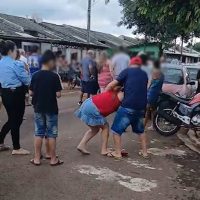 Imagem referente a Vídeo mostra pais tentando fazer justiça com as próprias mãos após filhas serem agredidas com roda