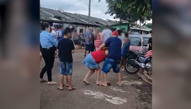 Imagem referente a Vídeo mostra pais tentando fazer justiça com as próprias mãos após filhas serem agredidas com roda