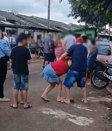 Imagem referente a Vídeo mostra pais tentando fazer justiça com as próprias mãos após filhas serem agredidas com roda