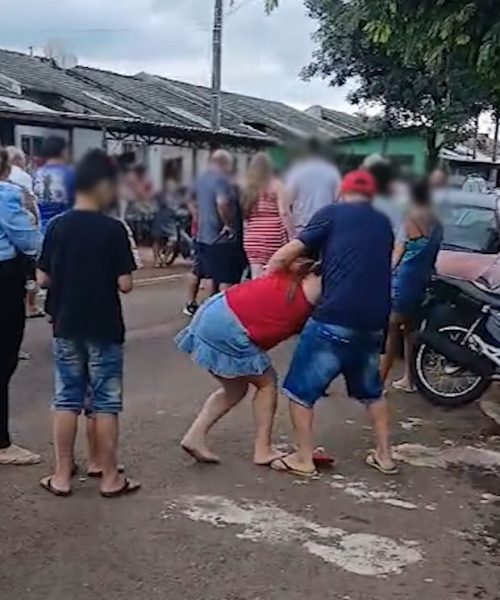 Imagem referente a Vídeo mostra pais tentando fazer justiça com as próprias mãos após filhas serem agredidas com roda