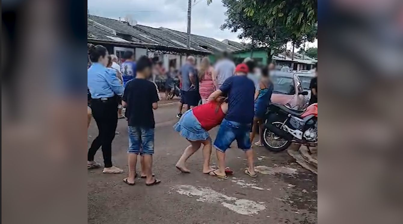 Imagem referente a Vídeo mostra pais tentando fazer justiça com as próprias mãos após filhas serem agredidas com roda