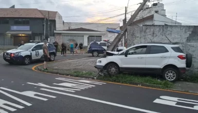 Imagem referente a Após roubar veículo no semáforo, suspeito bate carro durante fuga e é preso pela GM