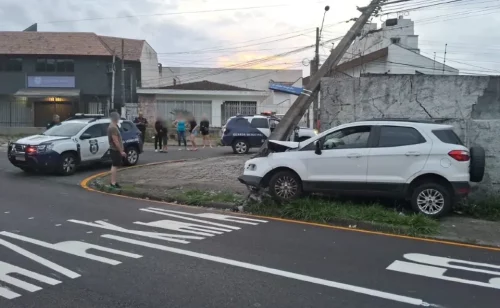 Imagem referente a Após roubar veículo no semáforo, suspeito bate carro durante fuga e é preso pela GM