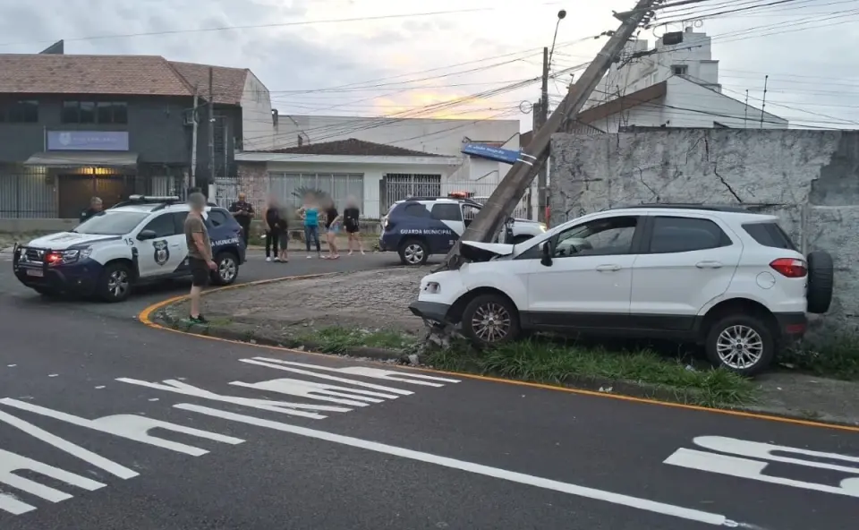 Após roubar veículo no semáforo, suspeito bate carro durante fuga e é preso pela GM