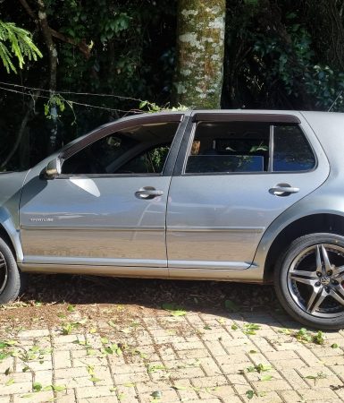 Imagem referente a Carro passa reto e adentra em área do Zoológico de Cascavel