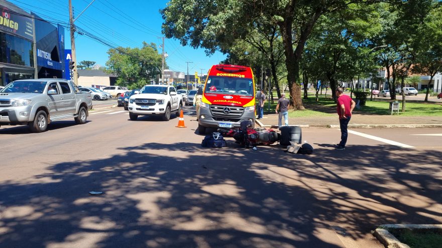 Motociclista fica ferido após ser atingido por carro na Avenida Brasil