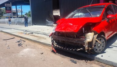 Imagem referente a Carro bate contra parede de imóvel na Rua General Osório, no Parque São Paulo