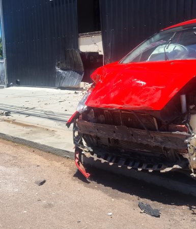 Imagem referente a Carro bate contra parede de imóvel na Rua General Osório, no Parque São Paulo