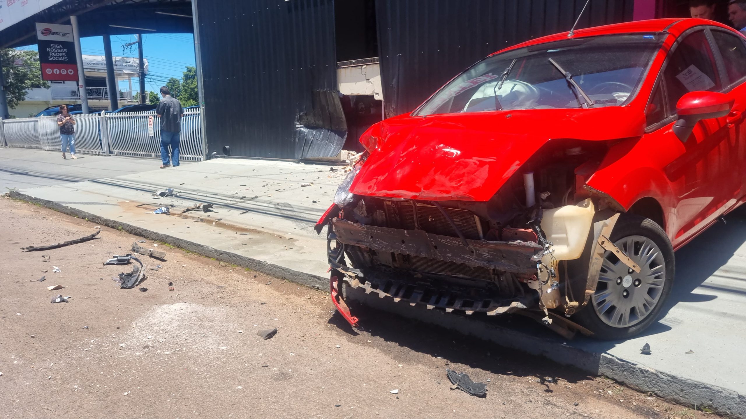 Carro bate contra parede de imóvel na Rua General Osório, no Parque São Paulo