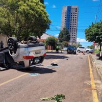 Imagem referente a Colisão entre Pajero e March resulta em capotamento no Bairro Coqueiral