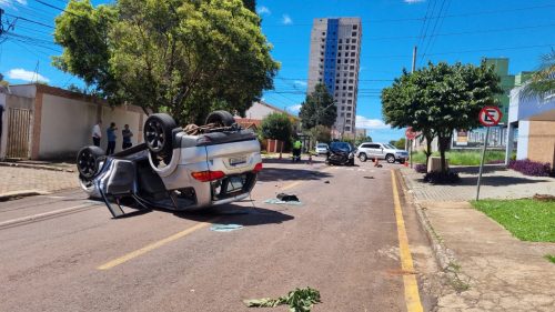 Imagem referente a Colisão entre Pajero e March resulta em capotamento no Bairro Coqueiral