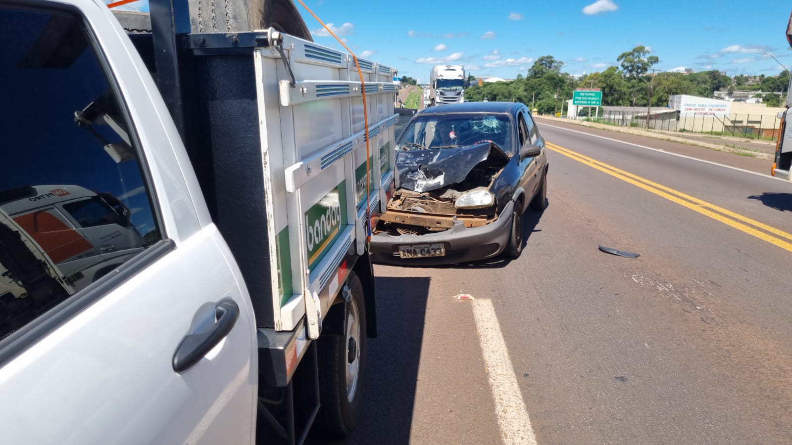 Forte colisão traseira é registrada na BR-277, no Parque São Paulo