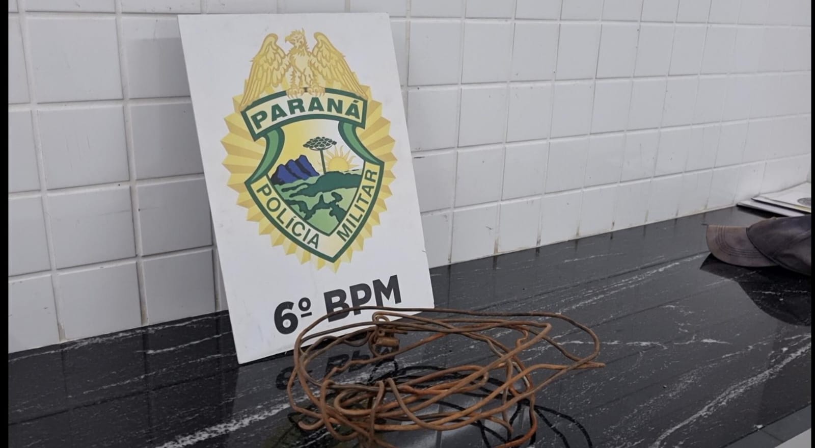 Homem é detido pela Polícia Militar após ser localizado com fios sem procedência