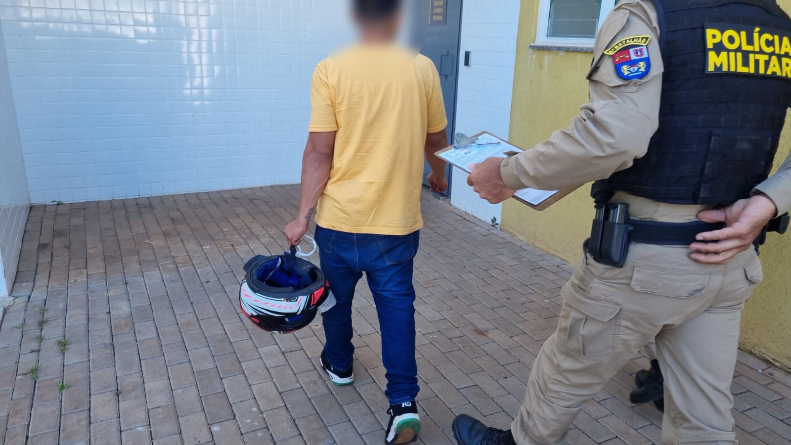 Motociclista é detido após cair de moto na Avenida Brasil