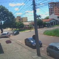 Imagem referente a Vídeo mostra caminhonete capotando no Bairro Coqueiral