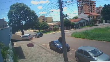 Imagem referente a Vídeo mostra caminhonete capotando no Bairro Coqueiral