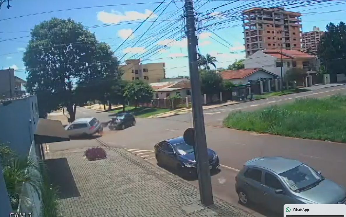 Vídeo mostra caminhonete capotando no Bairro Coqueiral