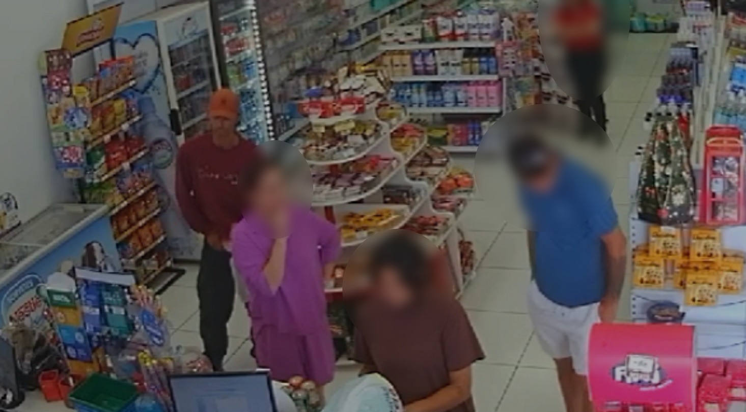 Câmera registra momento em que homem furta chocolates e coloca dentro das calças em farmácia