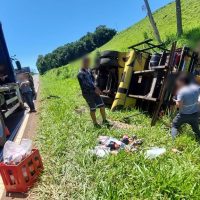 Imagem referente a Jovem sai ileso após tombamento de caminhão com placas de Cascavel na PR-484