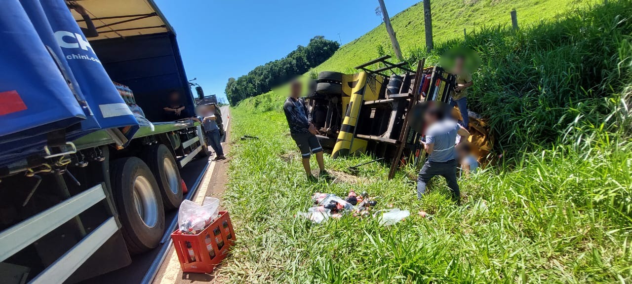 Imagem referente a Jovem sai ileso após tombamento de caminhão com placas de Cascavel na PR-484