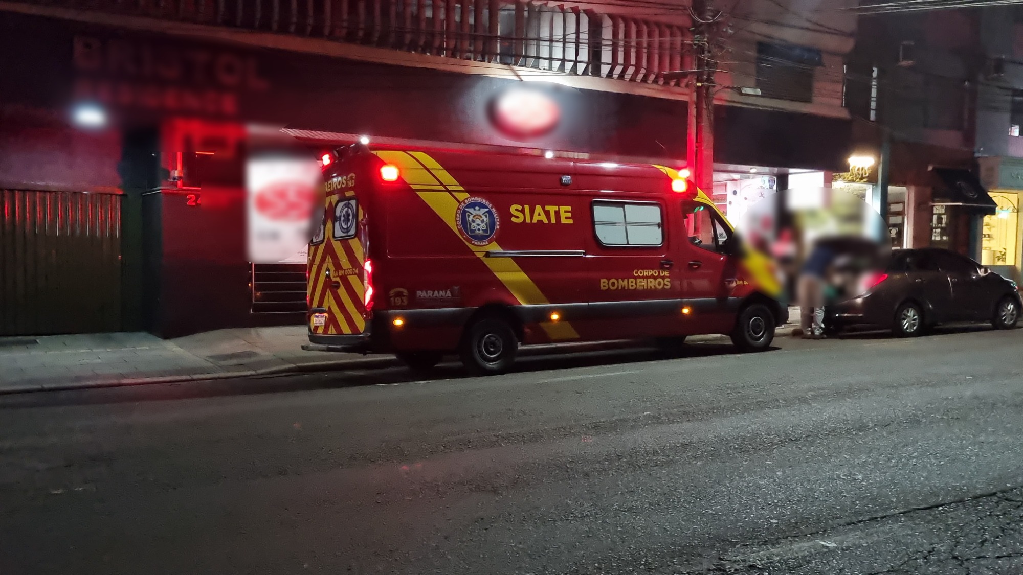 Mulher sofre torção em joelho e é socorrida pelo Siate na Rua Paraná