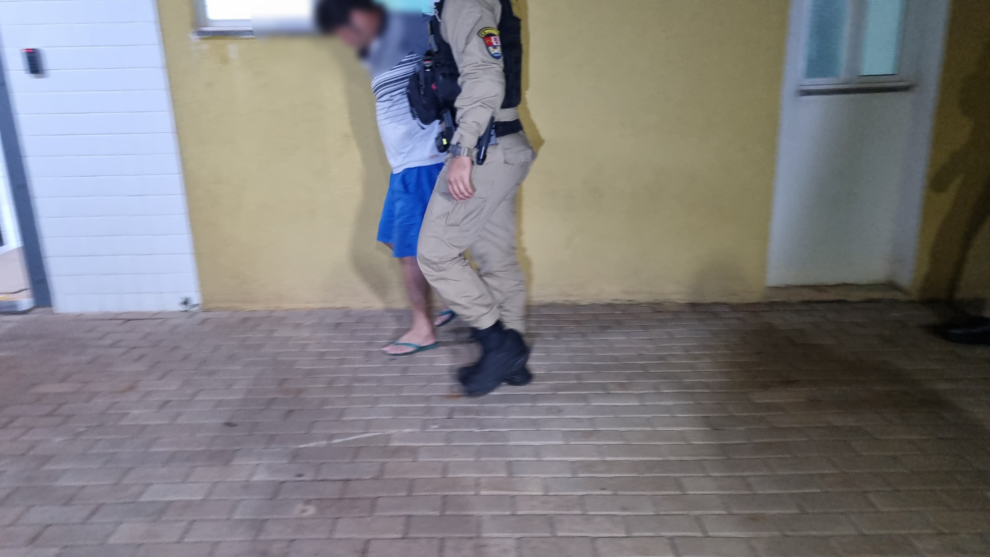 Homem é detido após agredir a companheira no Brasmadeira