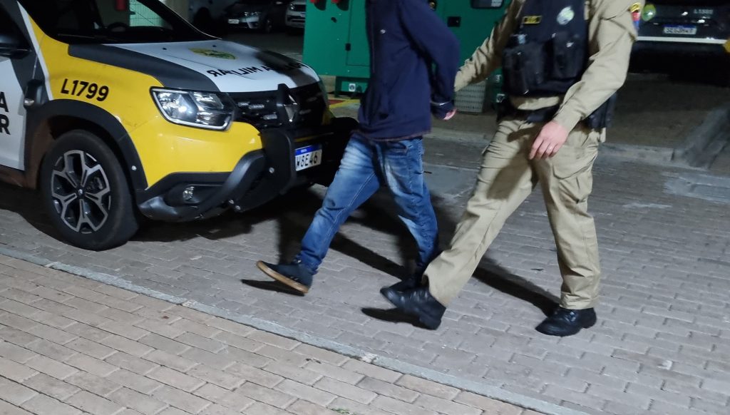 Homem é preso acusado de ameaçar a ex com faca na Região do Lago