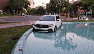 Imagem referente a De boa na lagoa! T-Cross é abandonado dentro do chafariz da Praça do Migrante em Cascavel