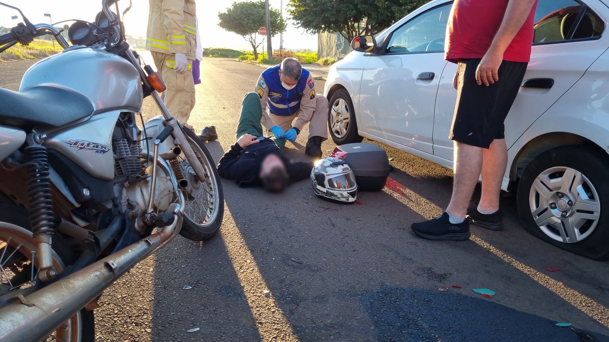 Ofuscado pelo sol, motociclista atinge traseira de Ônix no Belmonte