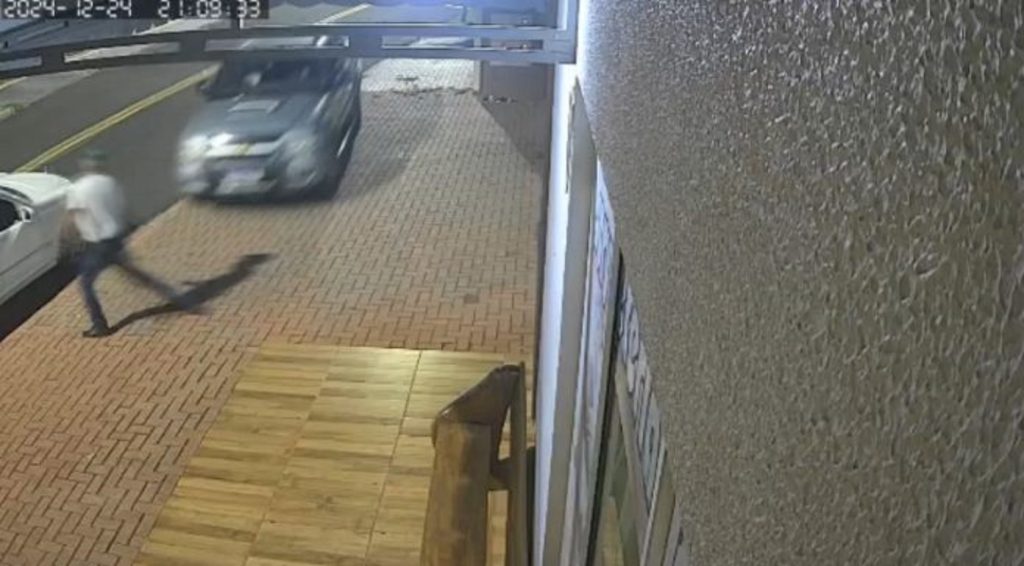 Homem tenta atropelar namorado da ex em Missal e é preso em flagrante