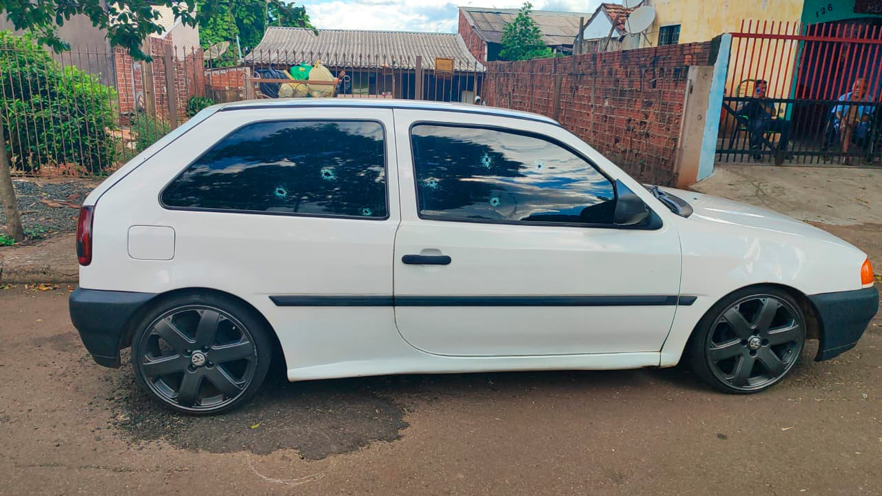Carro é crivado de balas e jovem é baleado no pé e na bunda