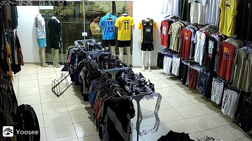 Mulher furta camiseta do Santos, esquece de retirar a etiqueta e é detida em ação da PM