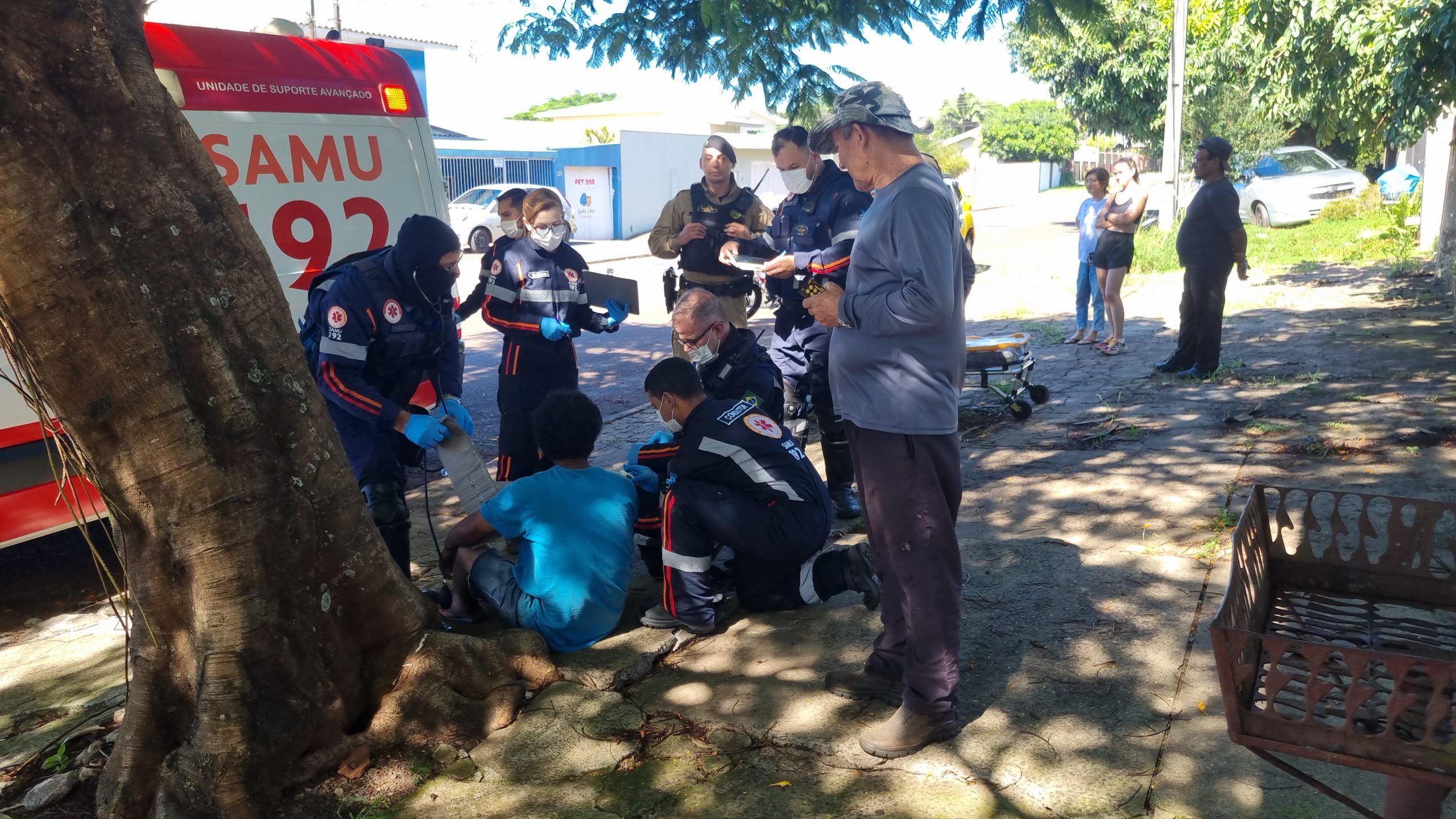 Homem em surto começa a subir em postes e precisa ser contido pelas equipes do Samu e PM