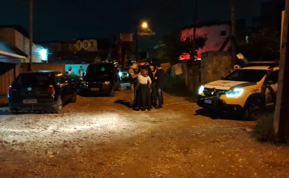 Jovem com tornozeleira eletrônica é executado a tiros e esposa fica ferida