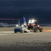 Imagem referente a Máquinas saneadoras vão limpar bitucas, cacos de vidro e outros minirresíduos nas praias