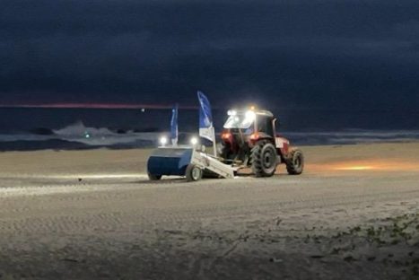 Imagem referente a Máquinas saneadoras vão limpar bitucas, cacos de vidro e outros minirresíduos nas praias