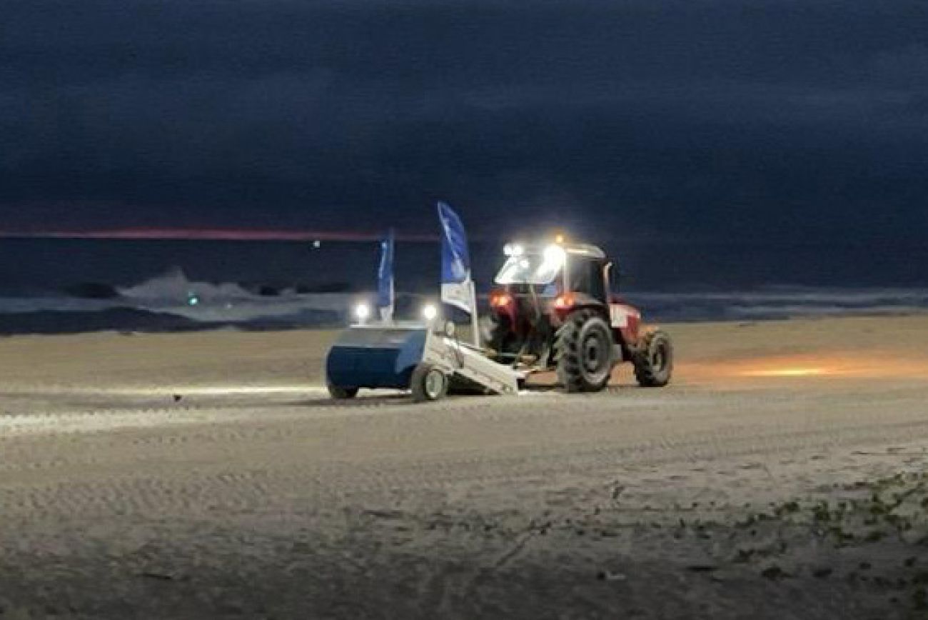 Máquinas saneadoras vão limpar bitucas, cacos de vidro e outros minirresíduos nas praias Máquinas saneadoras vão limpar bitucas, cacos de vidro e outros minirresíduos nas praias