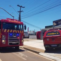 Imagem referente a Bombeiros combatem incêndio em residência no Bairro Santa Cruz