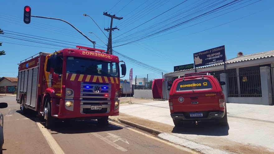 Bombeiros combatem incêndio em residência no Bairro Santa Cruz