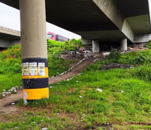 Imagem referente a Embaixo de viaduto, mulher é encontrada morta enrolada a saco plástico