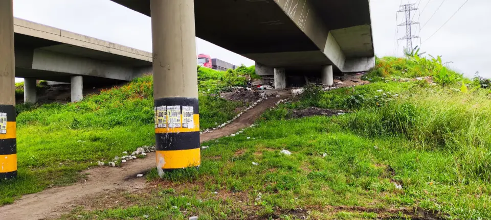 Embaixo de viaduto, mulher é encontrada morta enrolada a saco plástico Embaixo de viaduto, mulher é encontrada morta enrolada a saco plástico